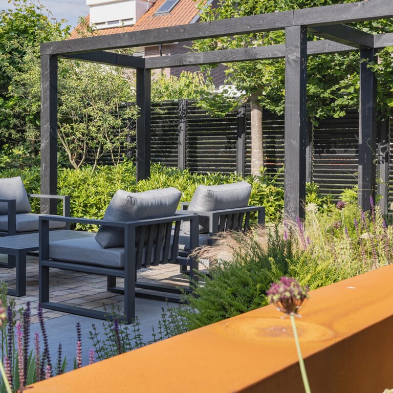 Mooie zonnige tuin met tuinstoelen