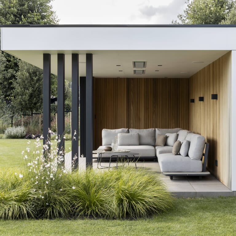 Witte veranda met loungeset