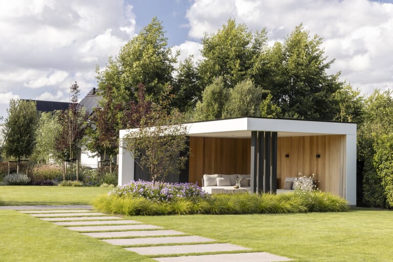 Witte veranda met grasveld