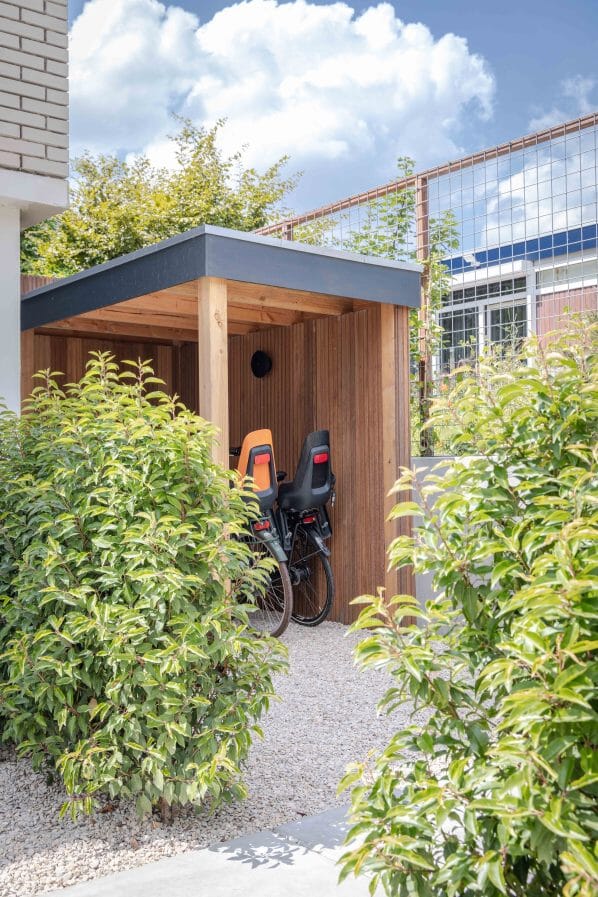 Ruime tuin met hoogteverschil en maatwerk overkapping