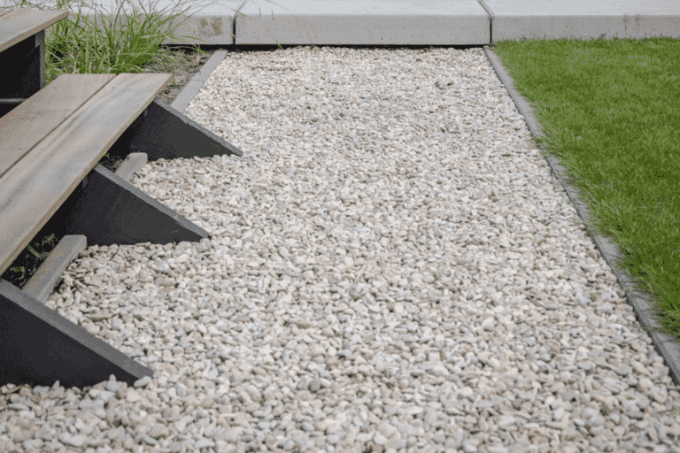 Ruime tuin met hoogteverschil en maatwerk overkapping