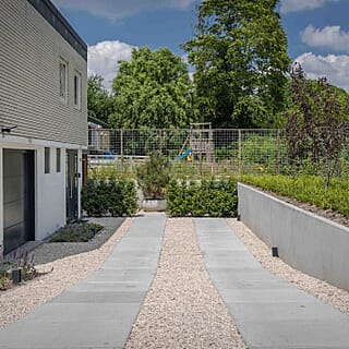 Ruime tuin met hoogteverschil en maatwerk overkapping