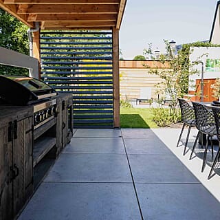 Sfeervolle tuin met buitenkeuken en jacuzzi