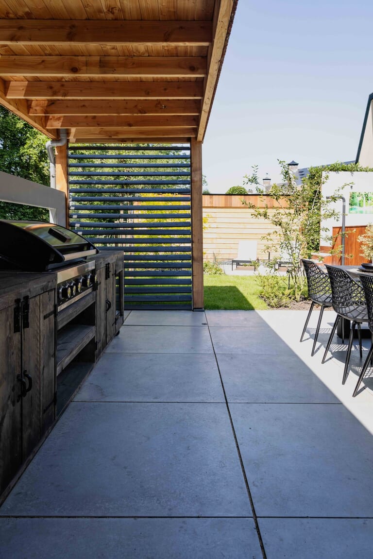 Sfeervolle tuin met buitenkeuken en jacuzzi