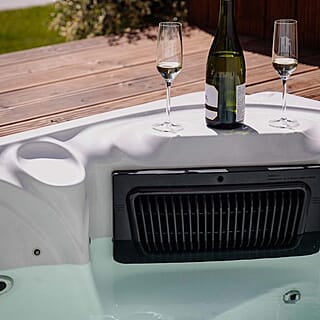 Sfeervolle tuin met buitenkeuken en jacuzzi