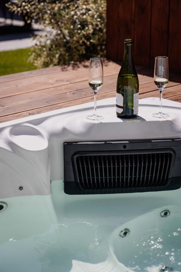 Sfeervolle tuin met buitenkeuken en jacuzzi