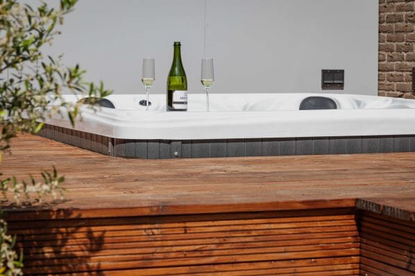 Sfeervolle tuin met buitenkeuken en jacuzzi