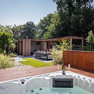 Sfeervolle tuin met buitenkeuken en jacuzzi