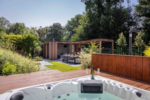 Sfeervolle tuin met buitenkeuken en jacuzzi