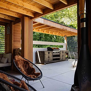 Sfeervolle tuin met buitenkeuken en jacuzzi