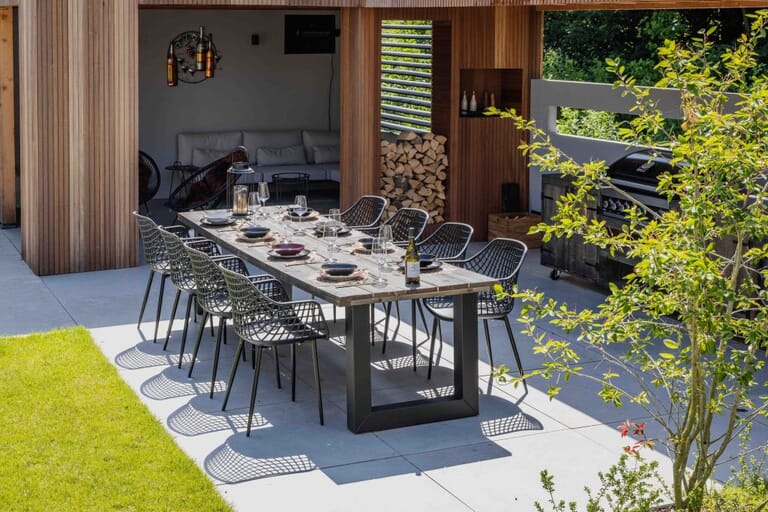 Sfeervolle tuin met buitenkeuken en jacuzzi