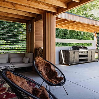 Sfeervolle tuin met buitenkeuken en jacuzzi