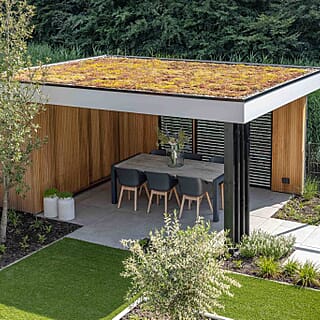 Tuin met mediterrane bomen, aluminium pergola en overkapping