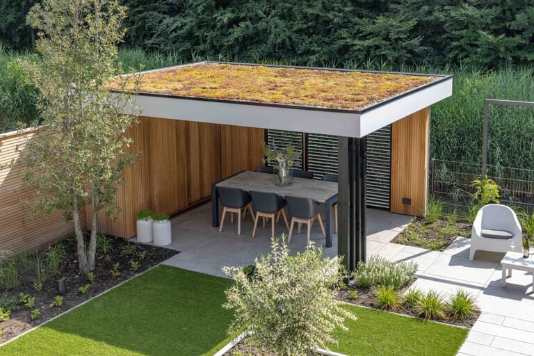 Tuin met mediterrane bomen, aluminium pergola en overkapping