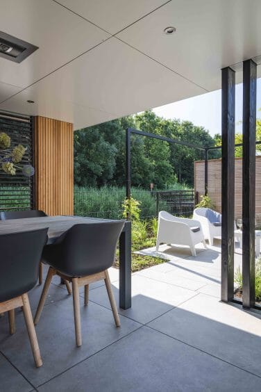 Tuin met mediterrane bomen, aluminium pergola en overkapping