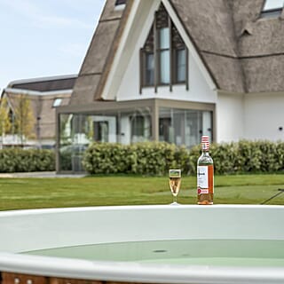 Ruimtelijke wellness tuin met hottub en buitendouche