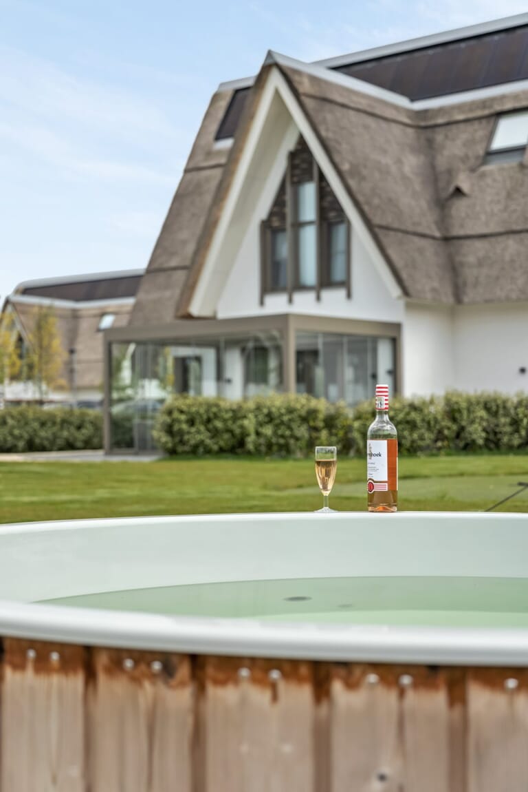 Ruimtelijke wellness tuin met hottub en buitendouche