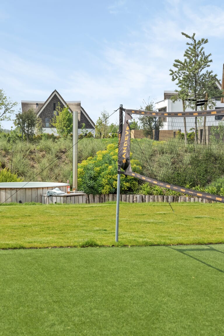 Ruimtelijke wellness tuin met hottub en buitendouche