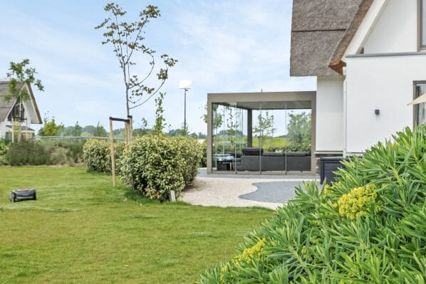 Ruimtelijke wellness tuin met hottub en buitendouche