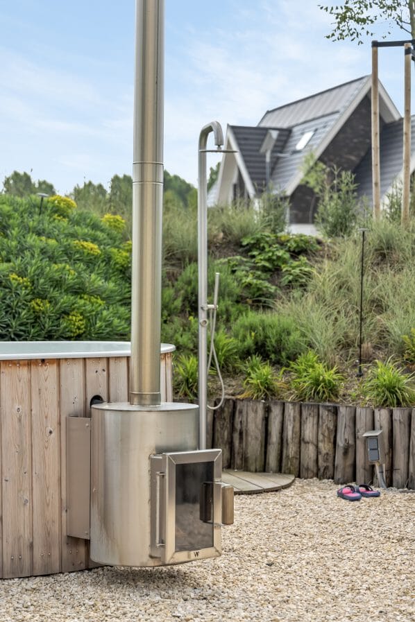 Ruimtelijke wellness tuin met hottub en buitendouche