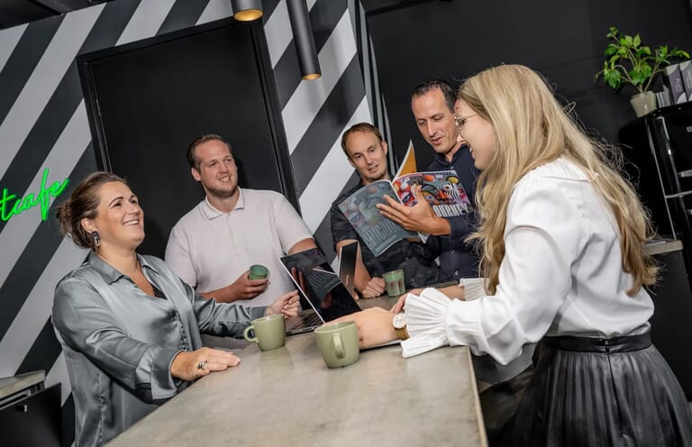 Een groep met mensen rond een bar