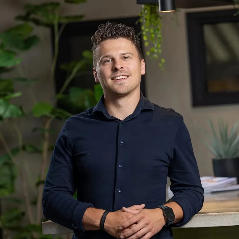 Een man lacht in de camera