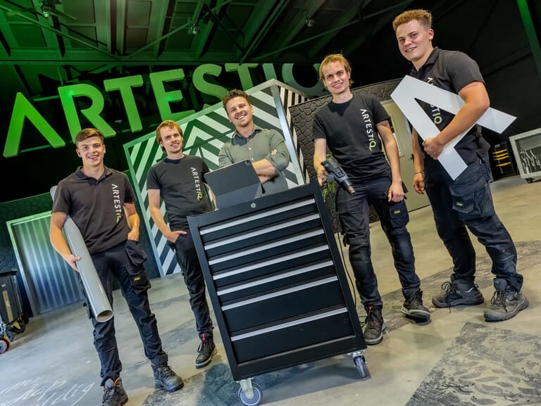 Mannen in werkkleding in een werkplaats