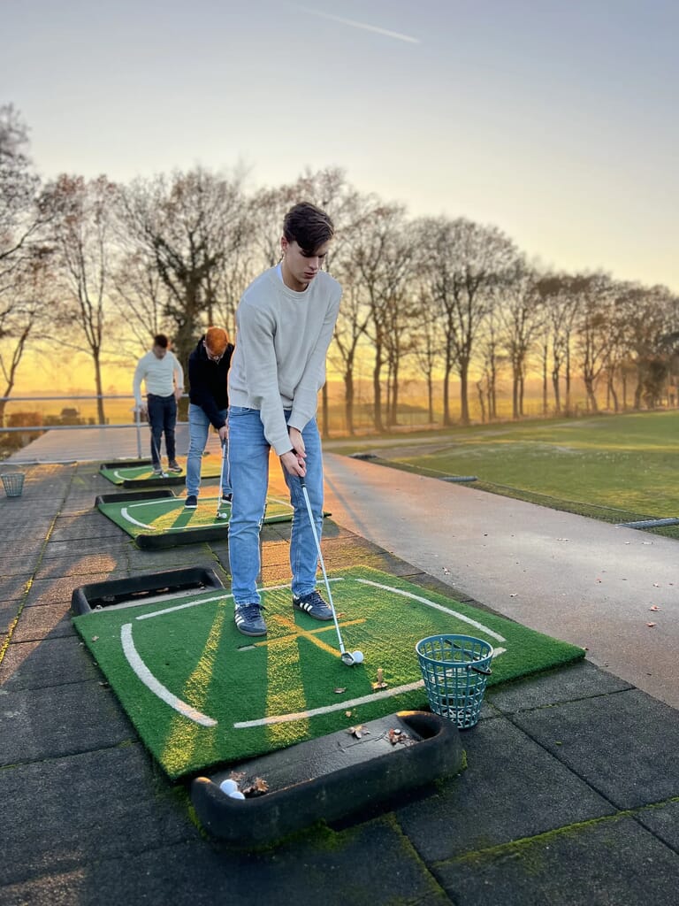 Jongen op een golfbaan