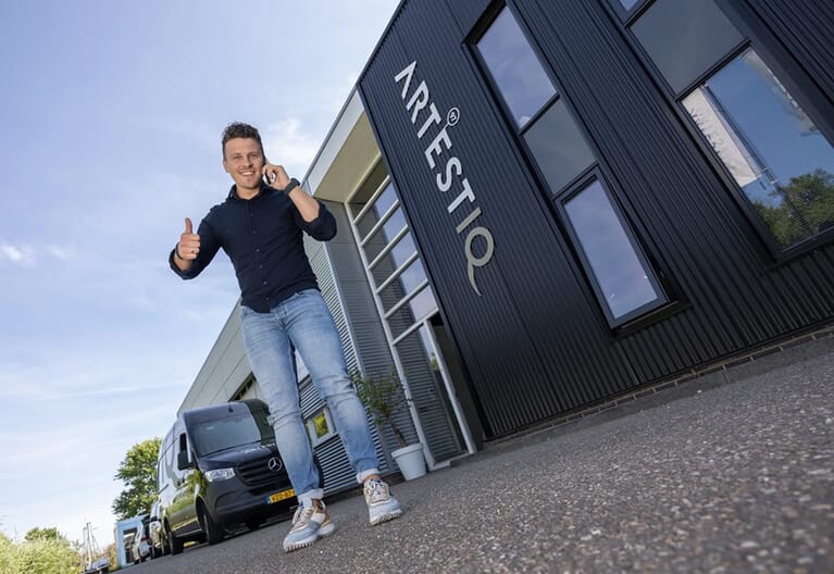 Een man belt en steekt zijn duim omhoog