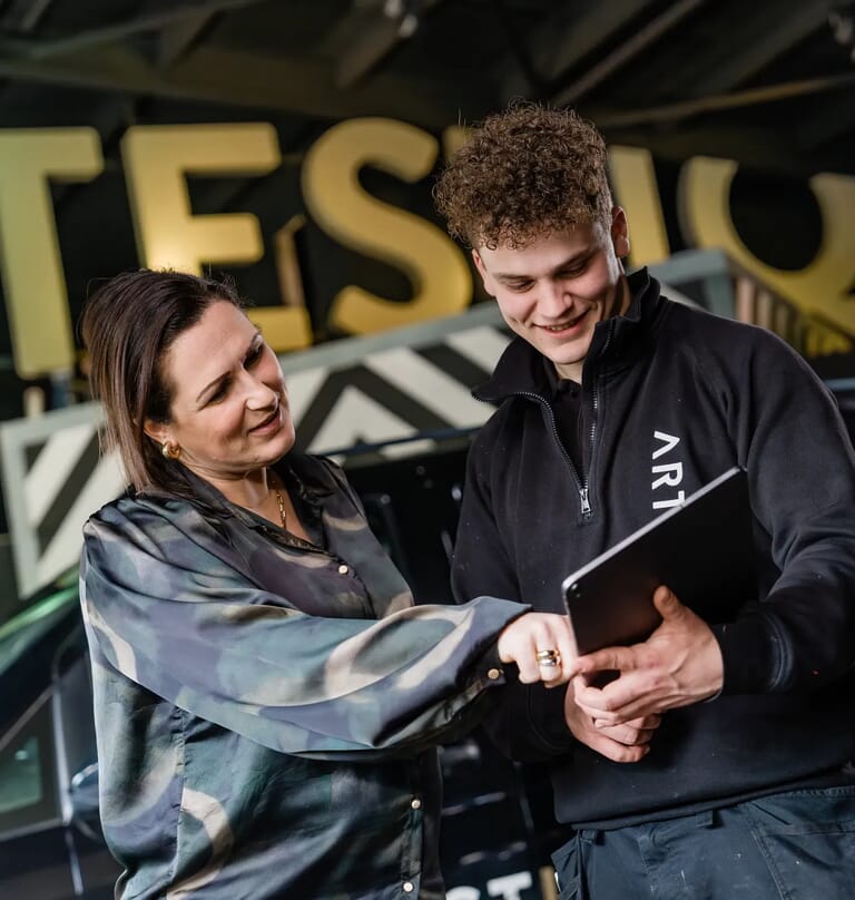 Vrouw wijst iets aan op tablet