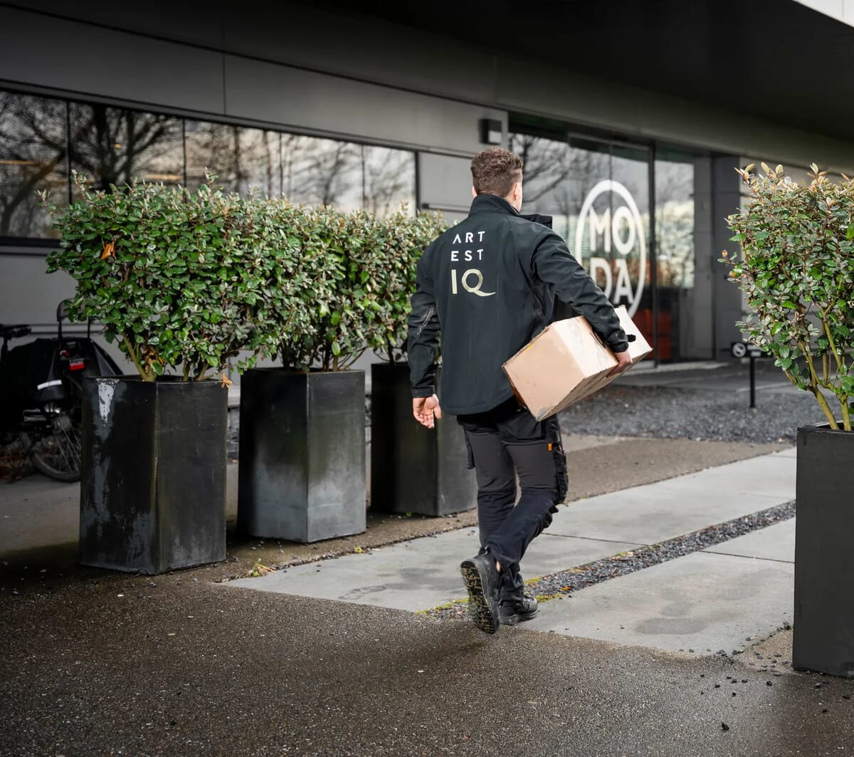 Man loopt naar gebouw