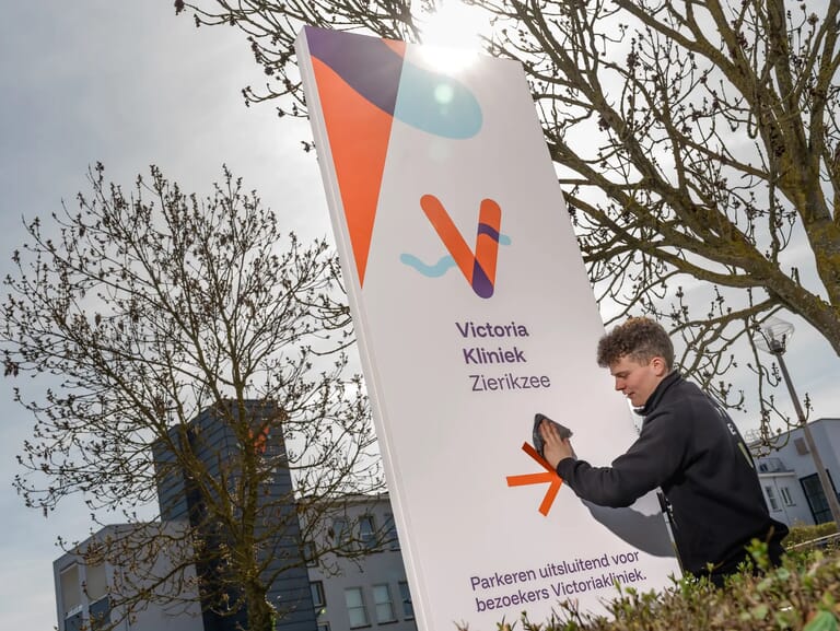 Man wrijft bord schoon