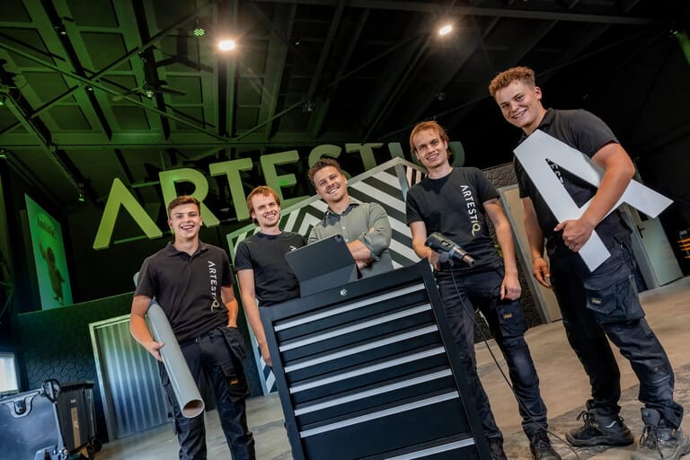 Team van Signfabriq in de werkplaats