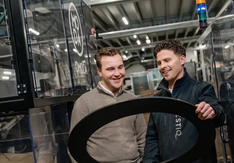 Twee mensen kijken naar een rondje