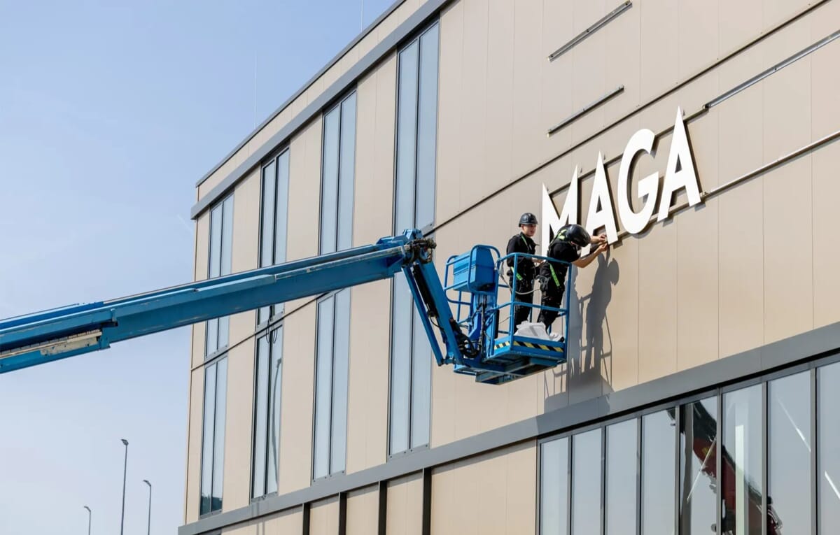 Twee personen in een hoogwerker