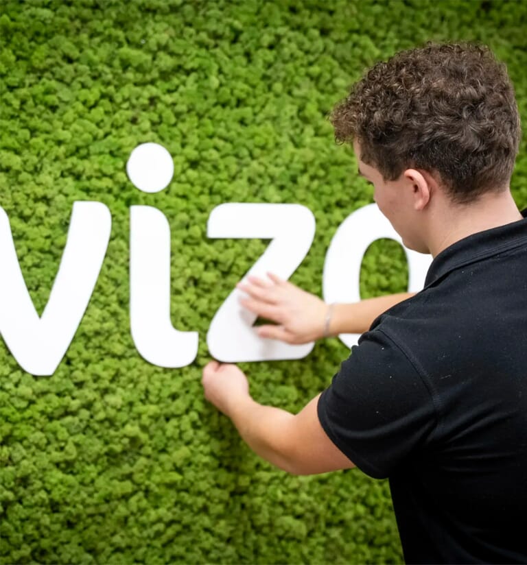 Man plaatst logo op muur