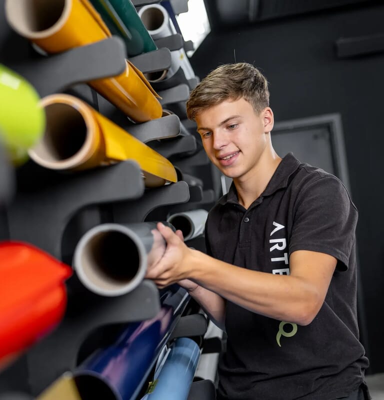 Jongen tussen folies