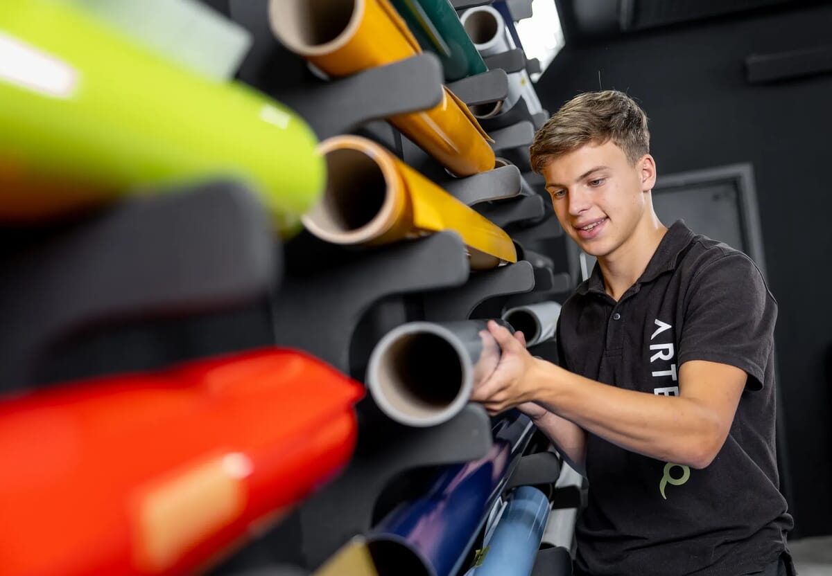 Jongen tussen folies