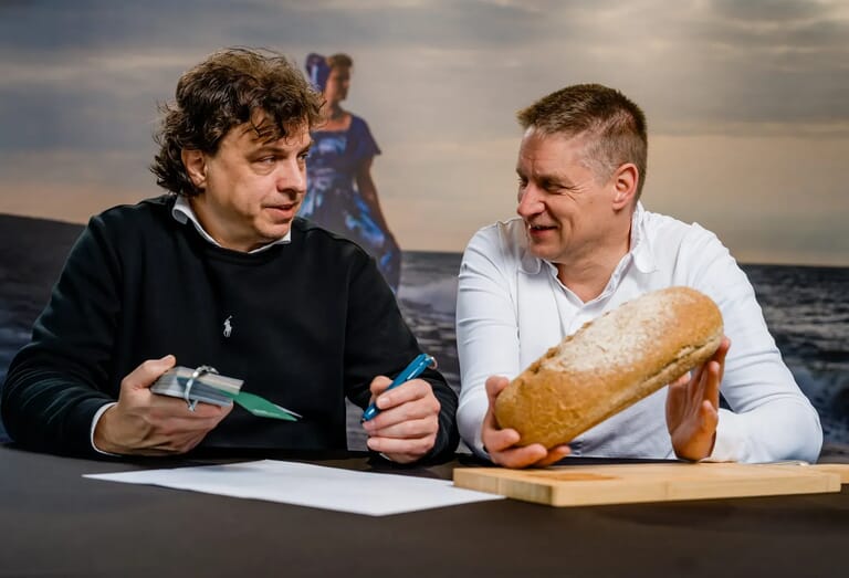 Twee mannen naast elkaar overleggen