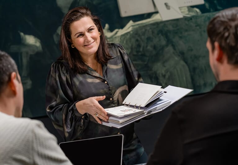 Vrouw met een opengeslagen boek in de handen