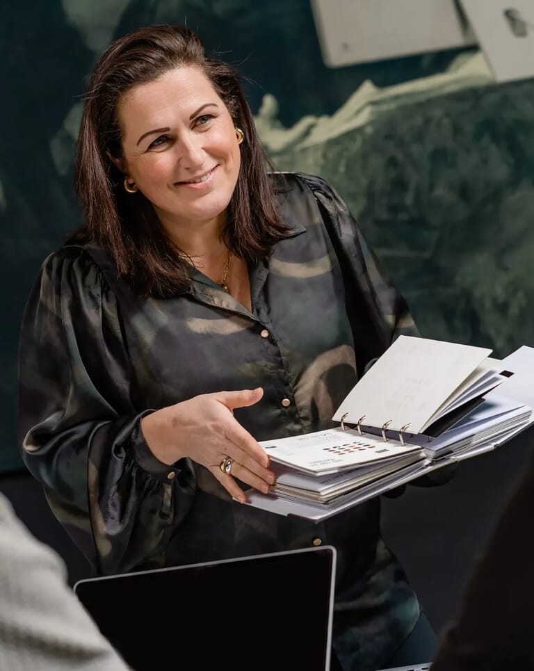 vrouw met een map in de handen