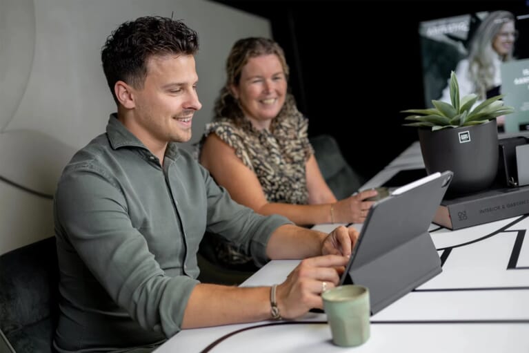 Een man en een vrouw aan een tafel
