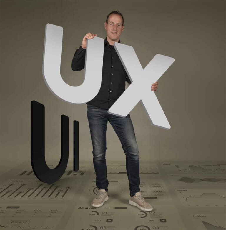 Een man met grote letters in zijn handen