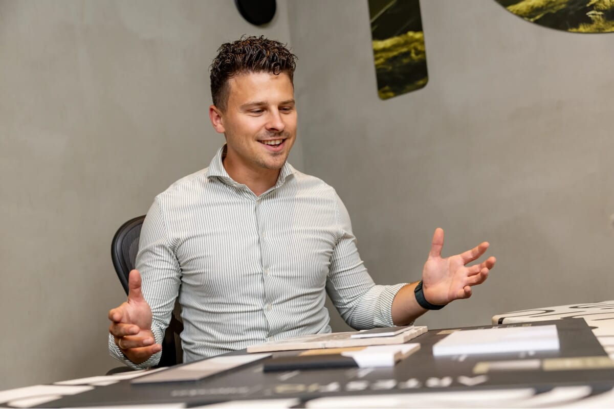 Een man met zijn armen open