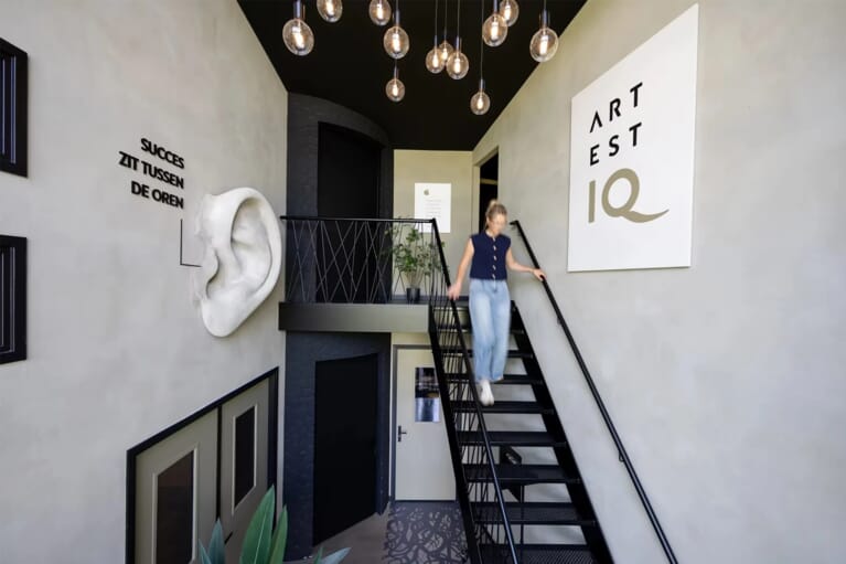 Iemand loopt op een trap