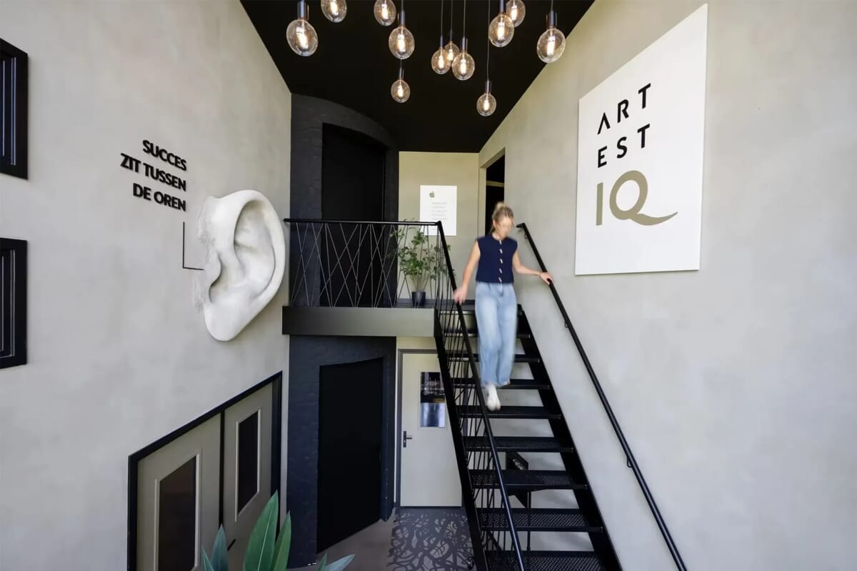 Een vrouw die van de trap afloopt