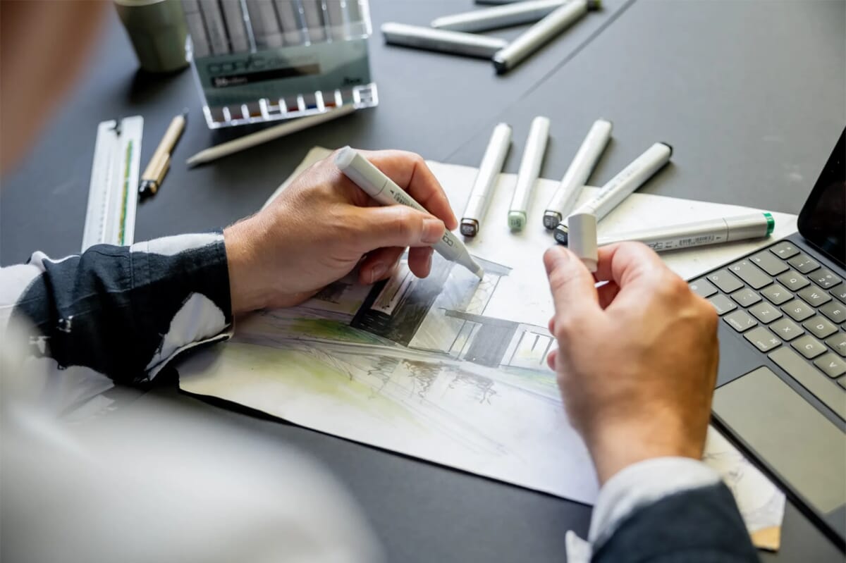 iemand schetst een voorgevel