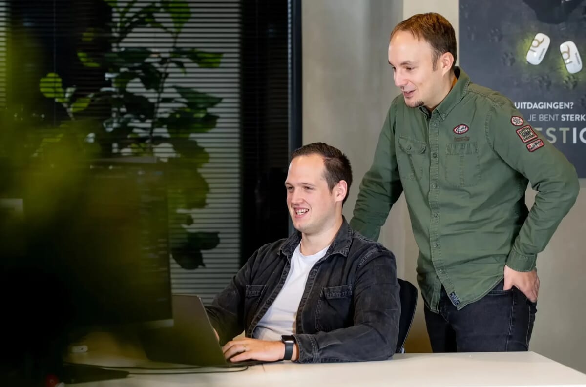 Twee mannen kijken naar een beeldscherm