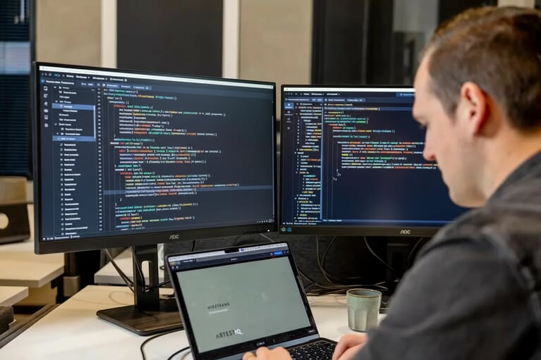 Man achter beelschermen