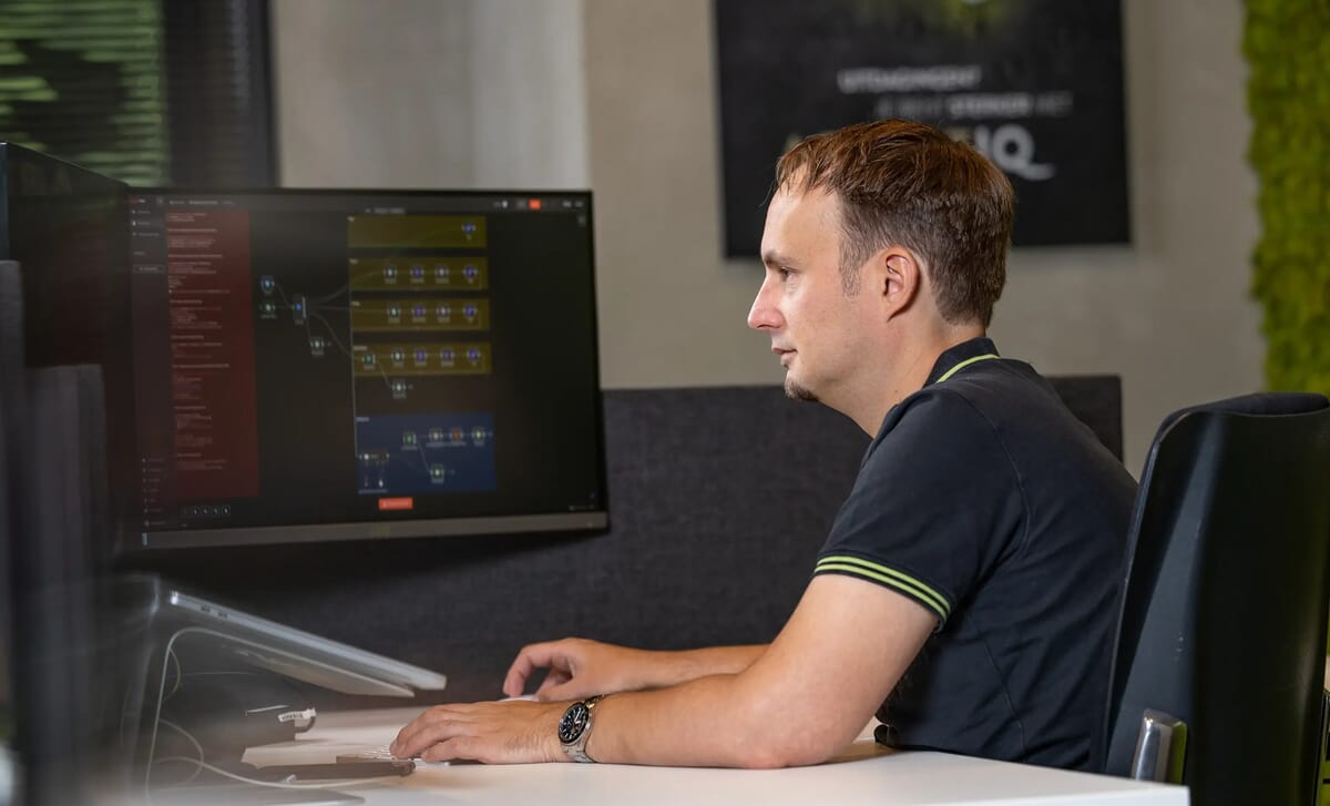 Een man achter een beeldscherm